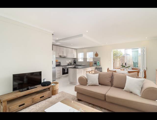 3 BEDROOM TOWNHOUSE FOR SALE IN BURGUNDY ESTATE